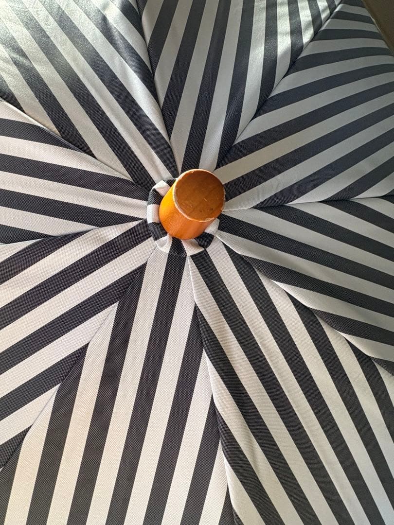 【日傘】サンバリア100 ２段折 / 白黒ストライプ(木ストレート手元)