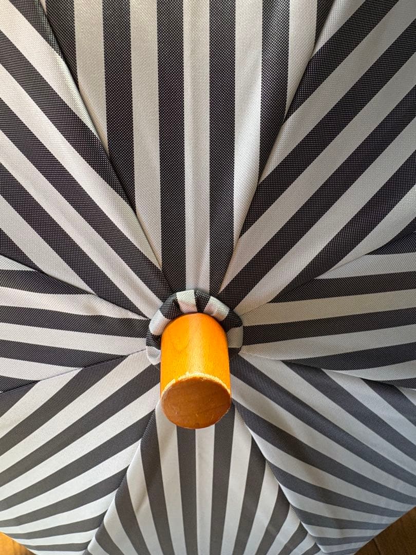 【日傘】サンバリア100 ２段折 / 白黒ストライプ(木ストレート手元)