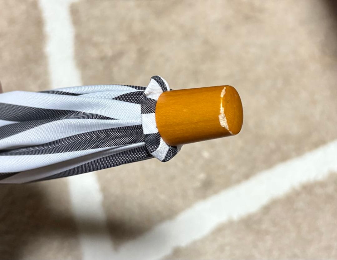 【日傘】サンバリア100 ２段折 / 白黒ストライプ(木ストレート手元)