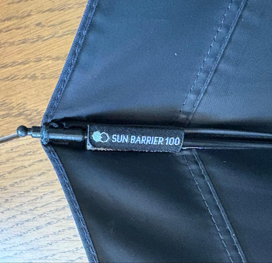 【日傘】サンバリア100 ２段折 / 白黒ストライプ(木ストレート手元)