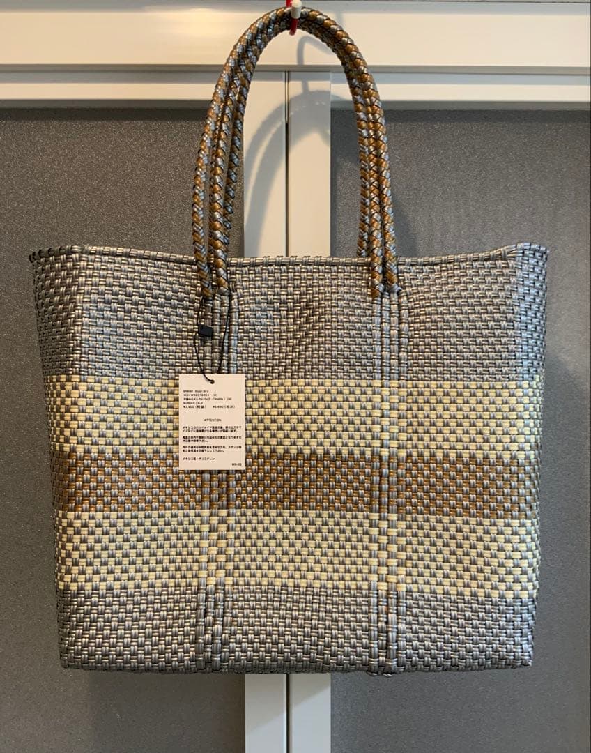 【新品未使用】 シルバー・ゴールド系ストライプ メルカドバッグ　かごバッグ