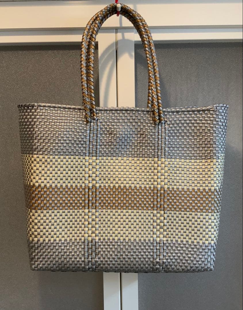 【新品未使用】 シルバー・ゴールド系ストライプ メルカドバッグ　かごバッグ