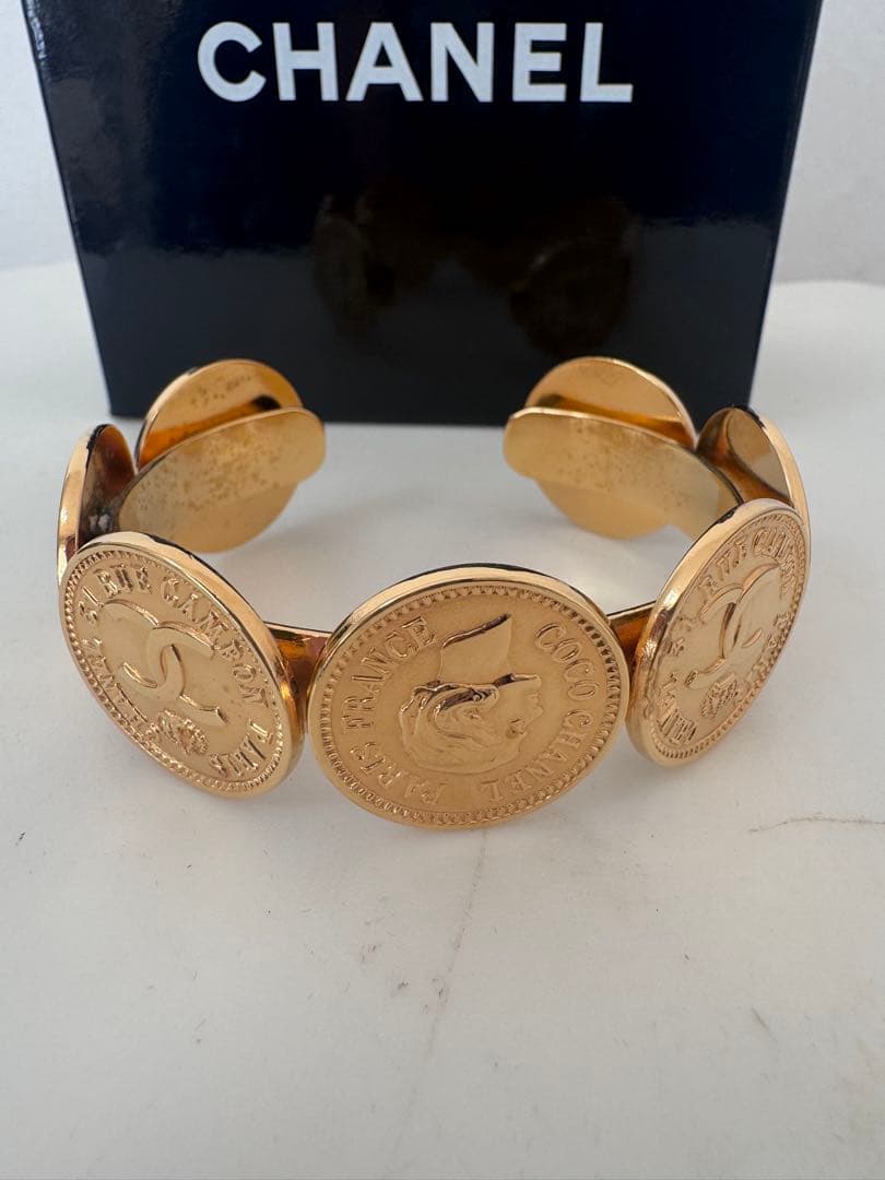 CHANEL デザイン バングル