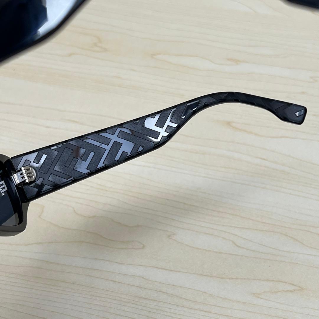 FENDI フェンディ サングラス スクエアフレーム ブラック ケース クロス付