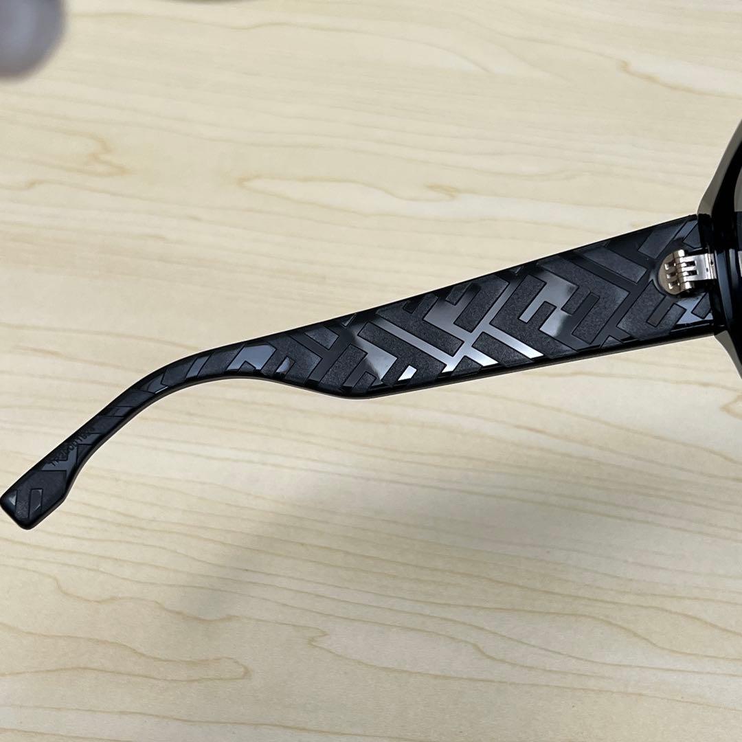 FENDI フェンディ サングラス スクエアフレーム ブラック ケース クロス付