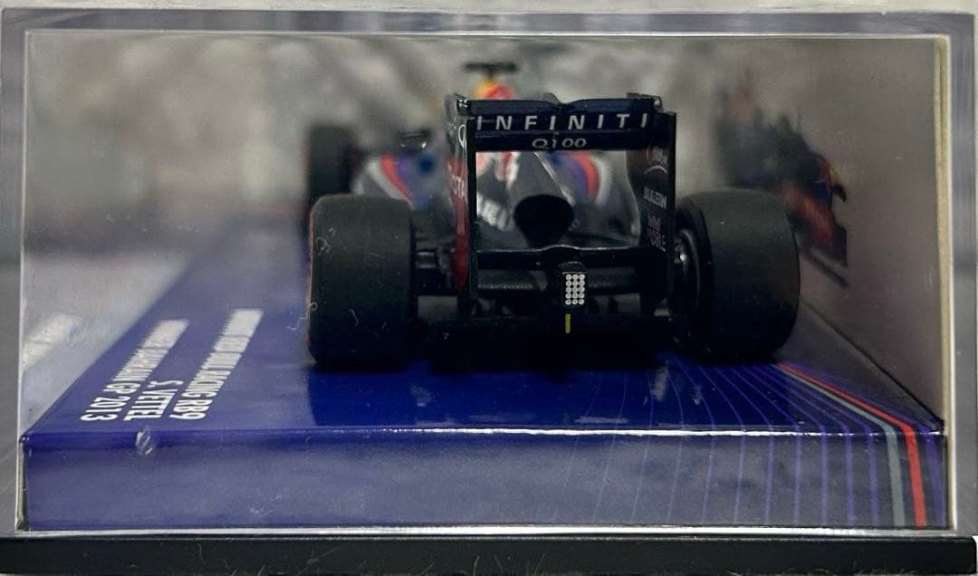 ミニチャンプス 1/43 レッドブル RB9 ベッテル 2013バーレーン優勝