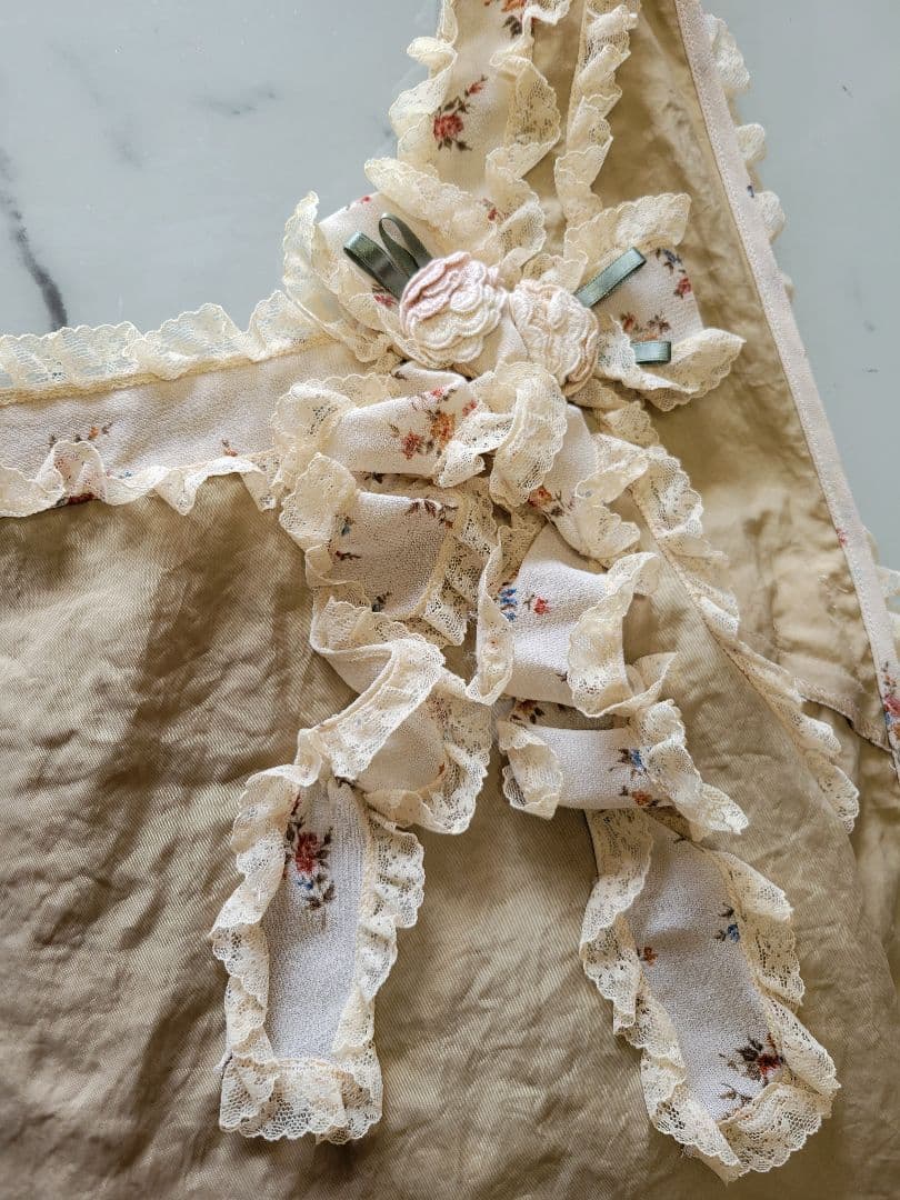 さえら　フリル　ベージュ　エプロン