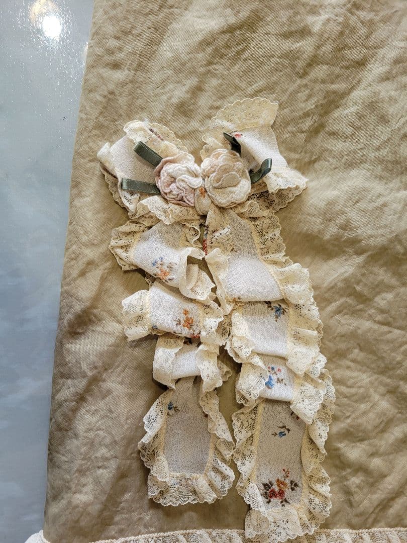 さえら　フリル　ベージュ　エプロン