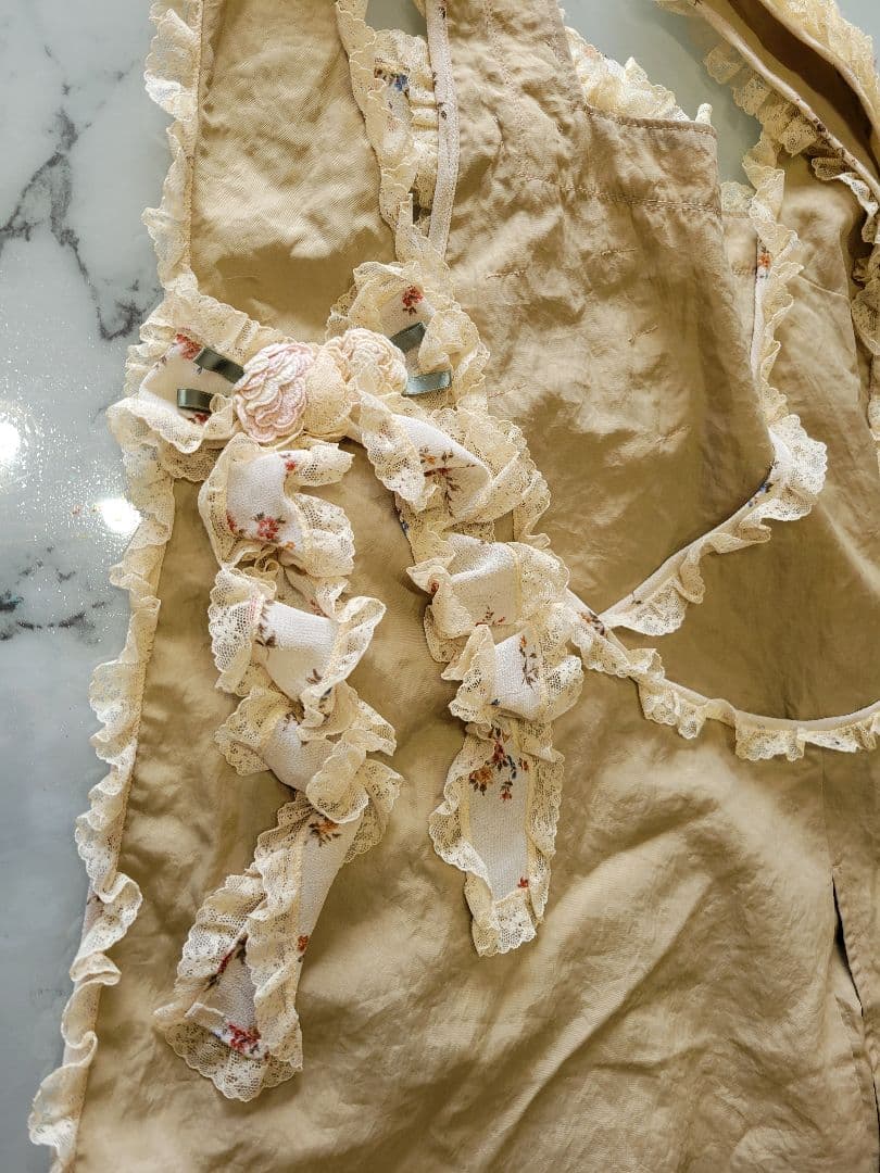 さえら　フリル　ベージュ　エプロン