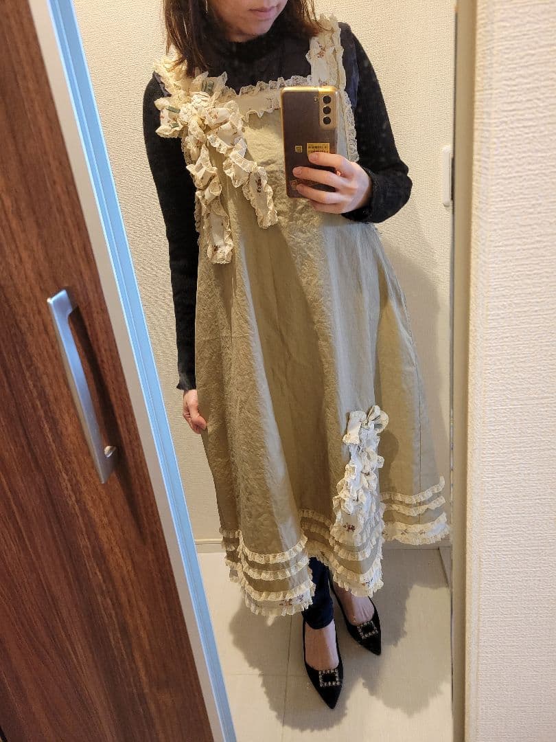 さえら　フリル　ベージュ　エプロン