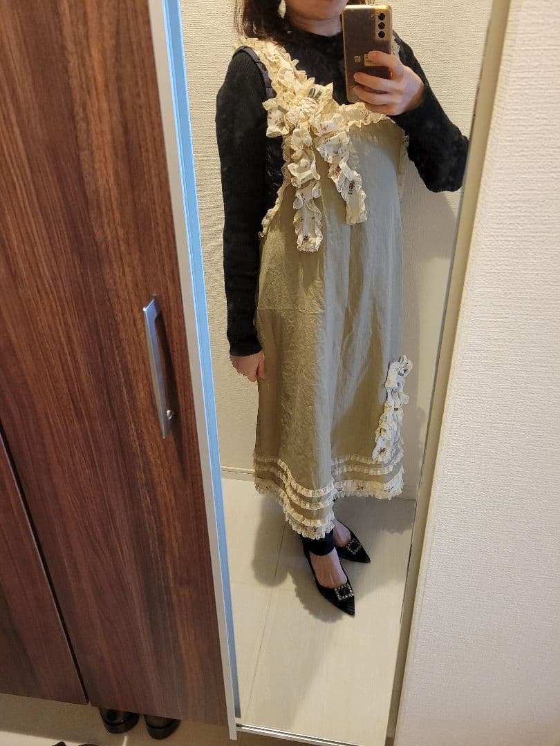 さえら　フリル　ベージュ　エプロン