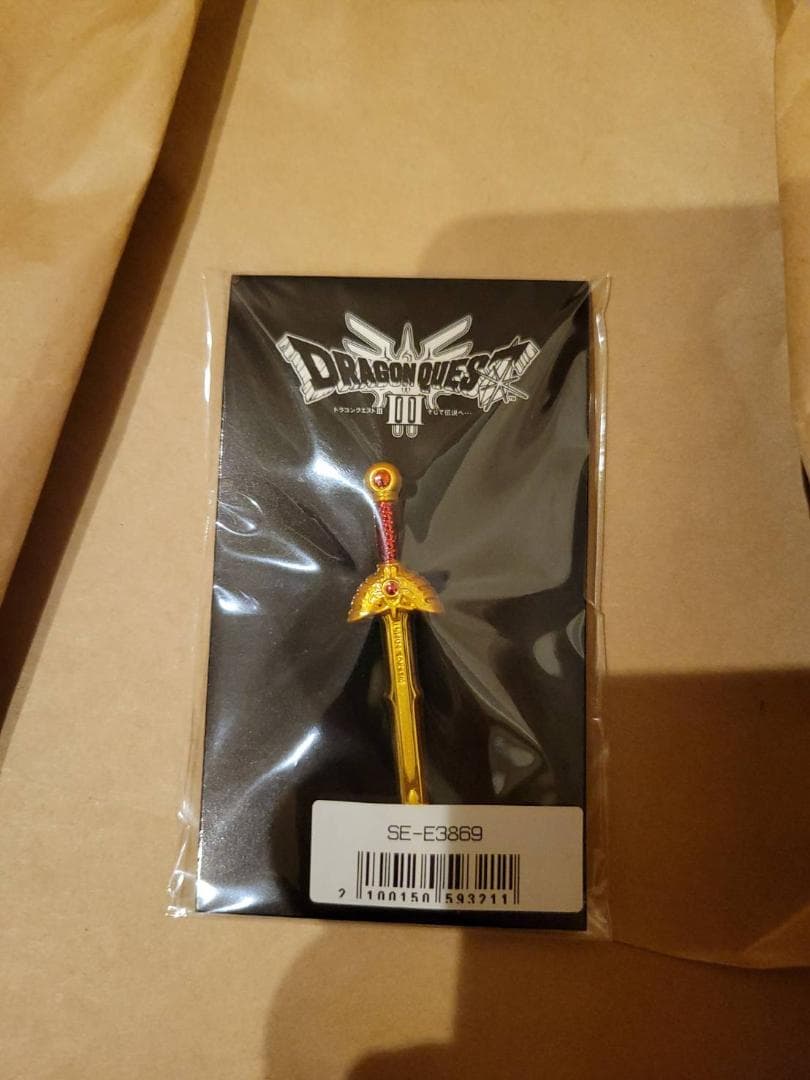 あ*)様 【新品未開封】ドラゴンクエストIII　収納ボックス、ロトの剣 ピンズ付