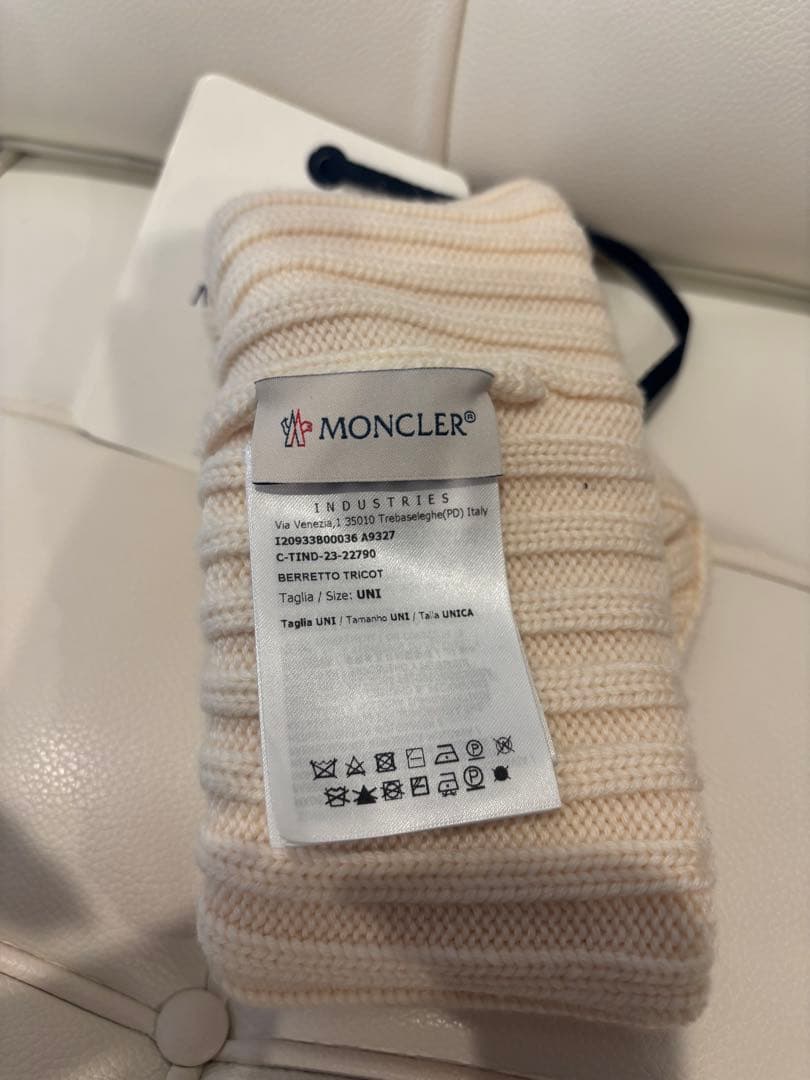 MONCLER 白　ニット帽