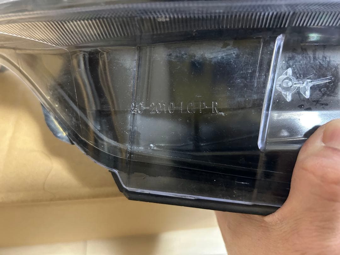 ハイエースヘッドライト Valenti(ヴァレンティ) 6眼