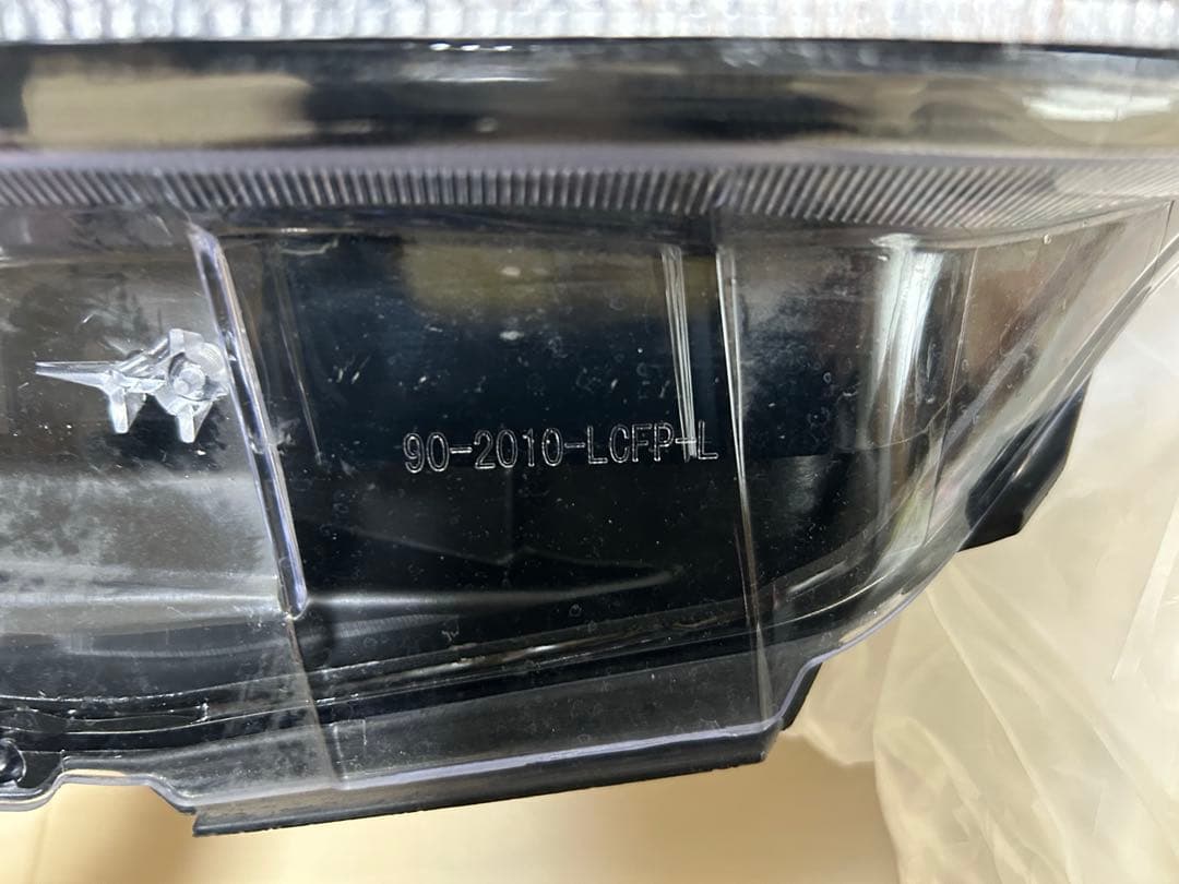 ハイエースヘッドライト Valenti(ヴァレンティ) 6眼