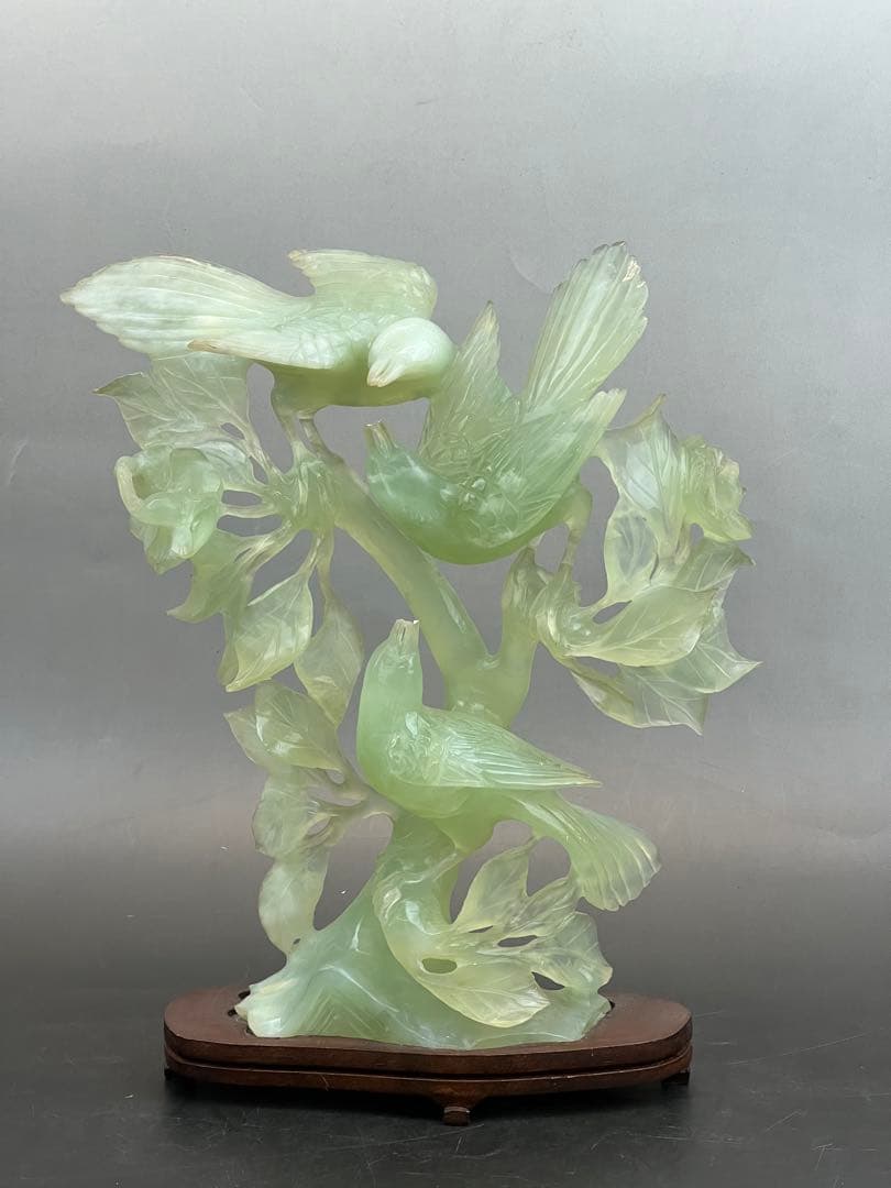 ［美品］翡翠 鳥　彫刻　天然石 木製台座　送料込み