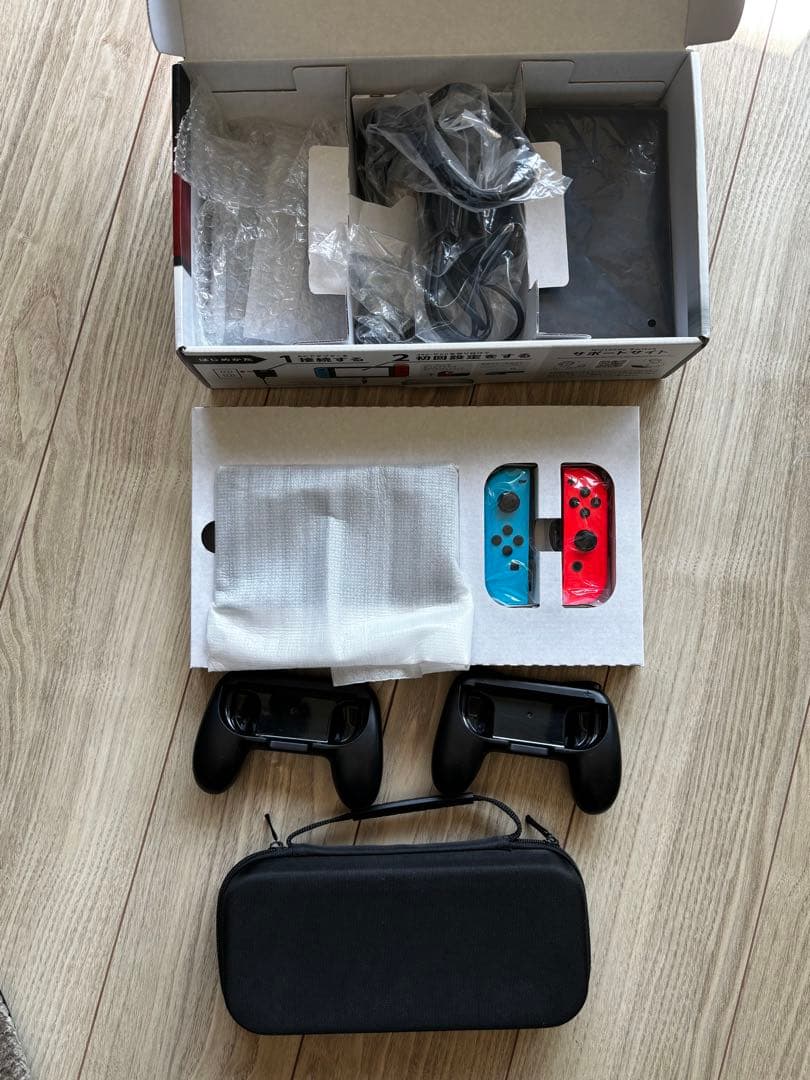 Nintendo Switch本体+ジョイコングリップ2個+ケースセット