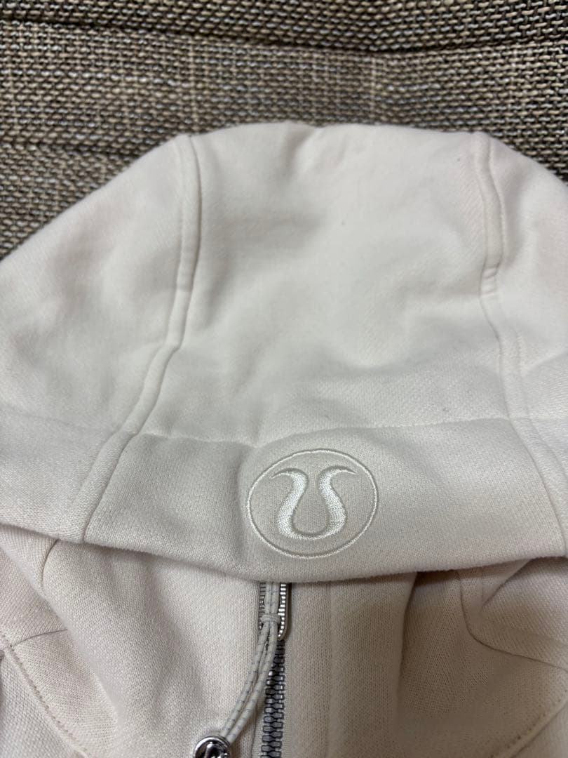 ルルレモン Scuba フルジップクロップフーディ