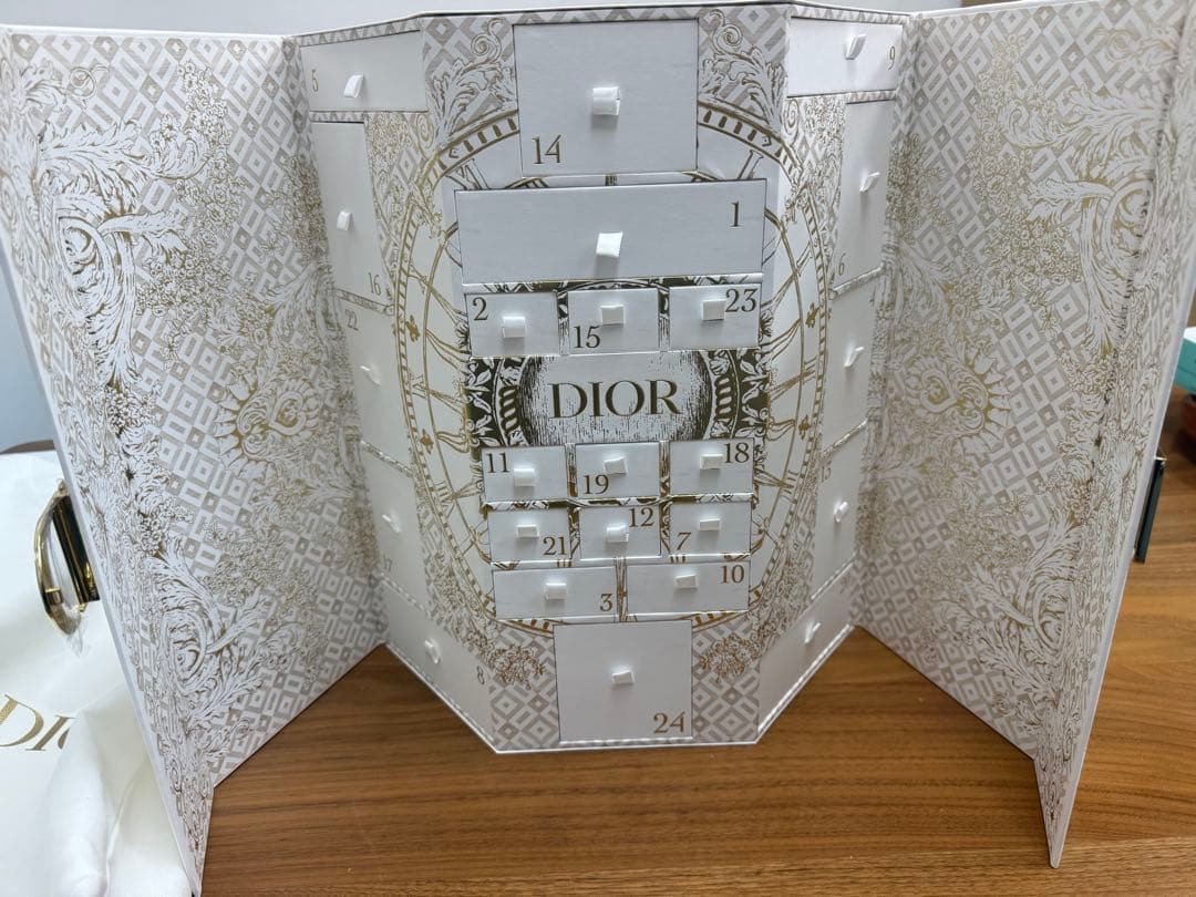 Dior アドベントカレンダー 2024 メゾン クリスチャン ディオール