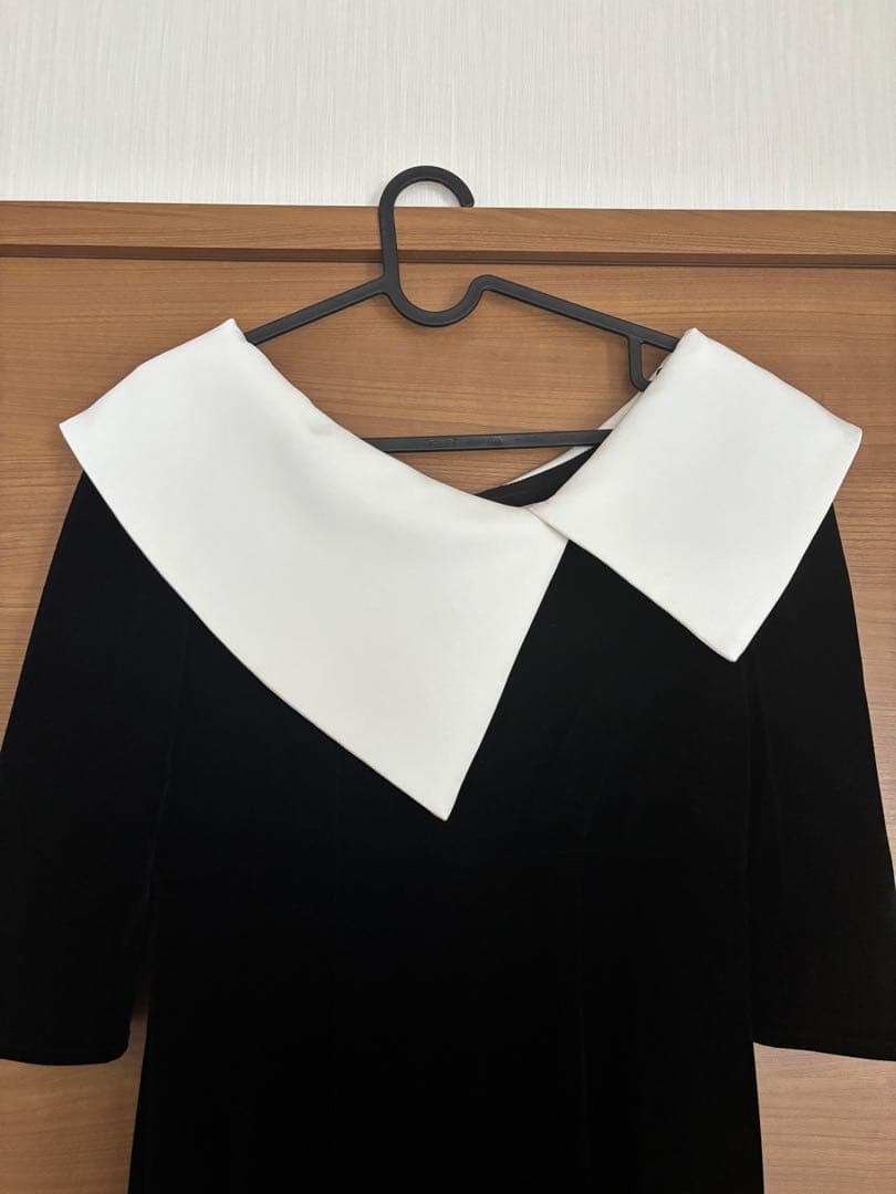 Lejaアシンメトリービッグカラーベロアマーメイドドレス