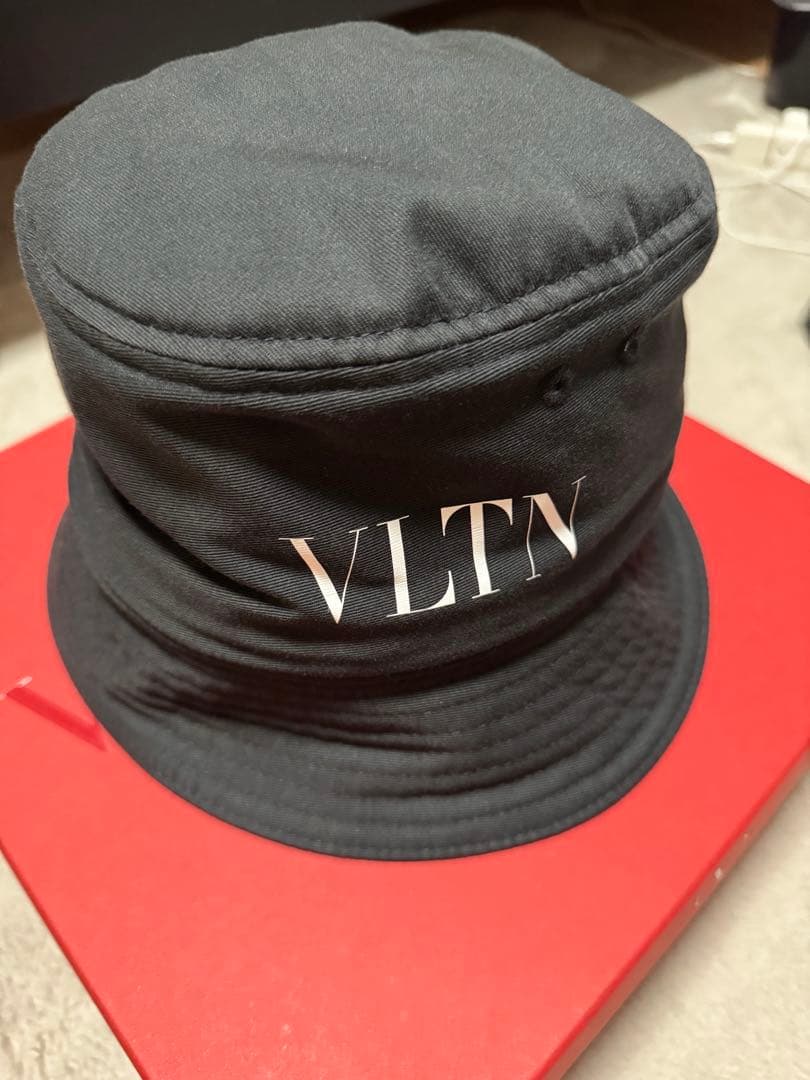 バレンティノ　バケットハット