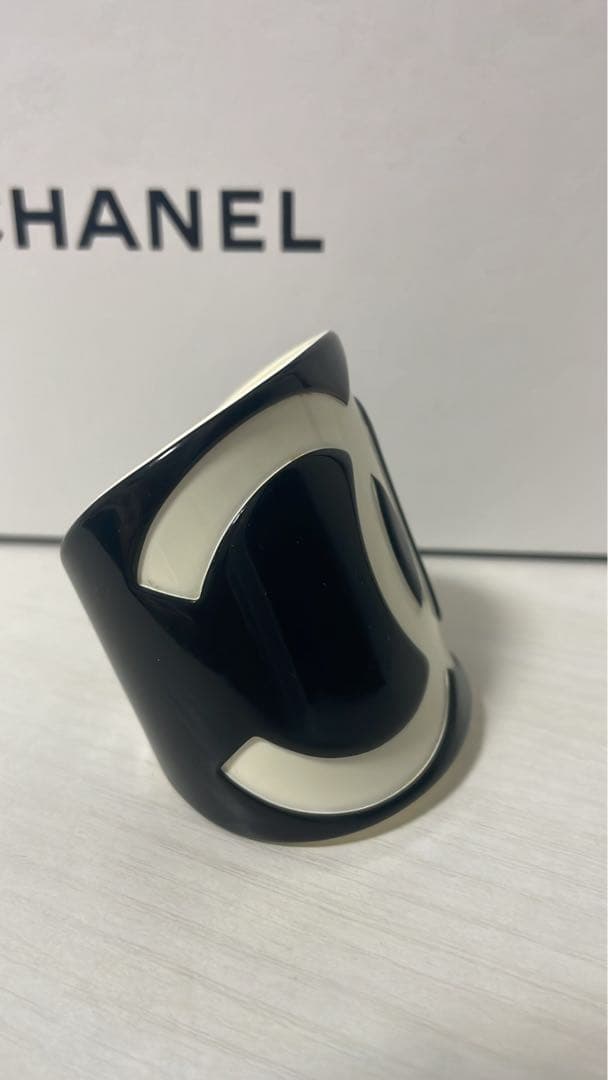【値下げしました！】CHANEL ロゴバングル ブラック・ホワイト