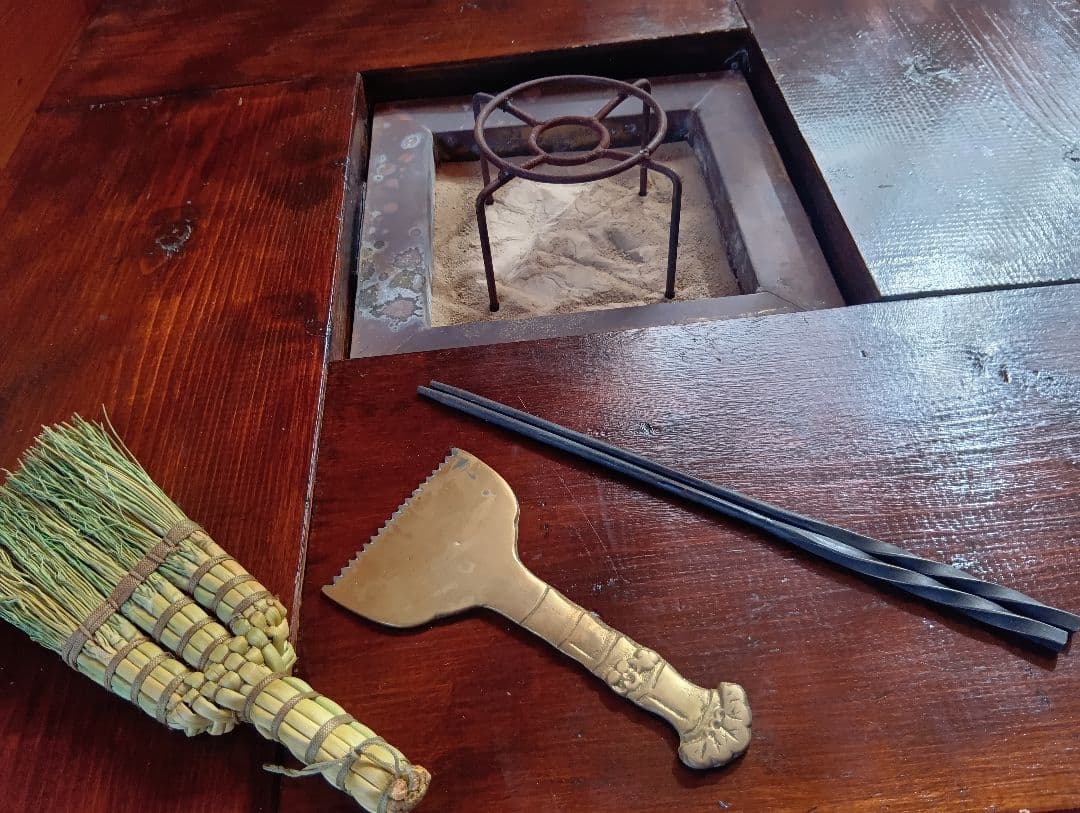 【引取限定】囲炉裏付き木製座卓と付属品　茨城南部より