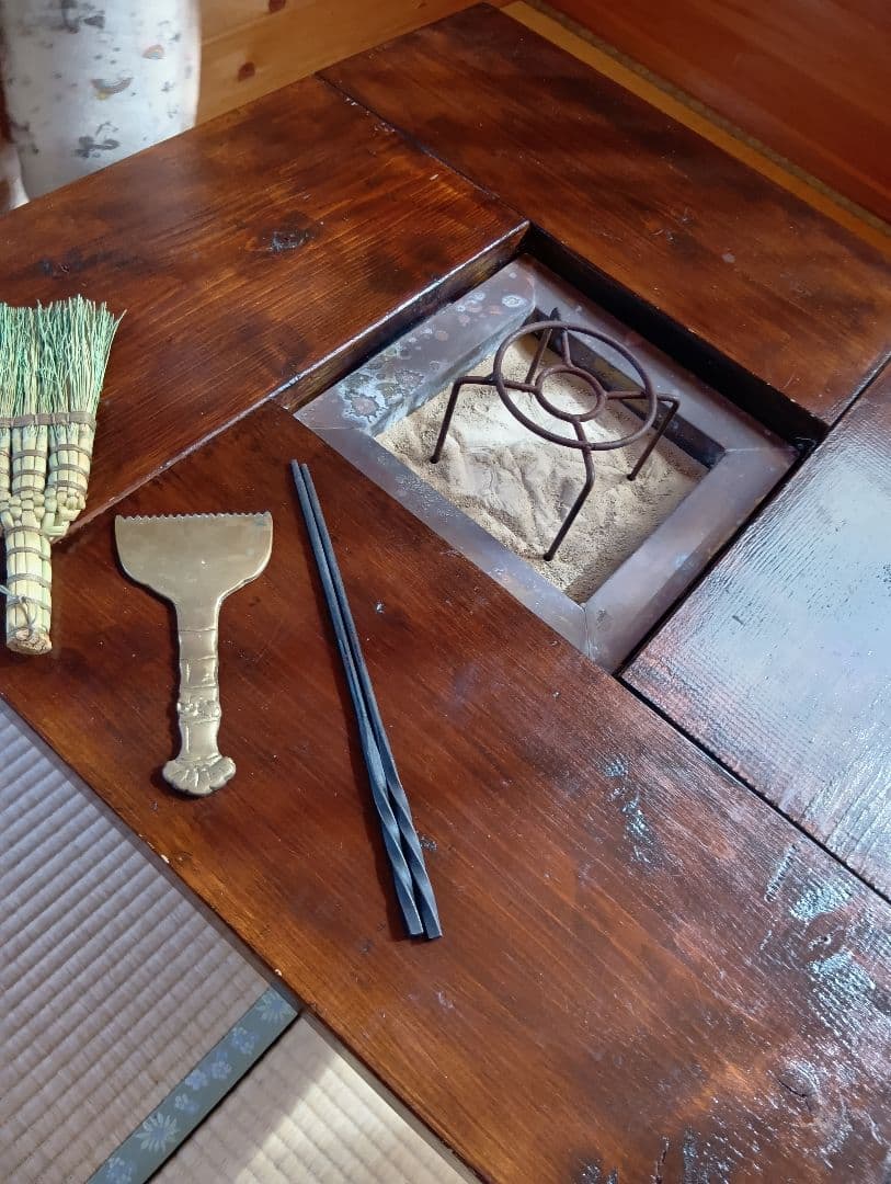 【引取限定】囲炉裏付き木製座卓と付属品　茨城南部より