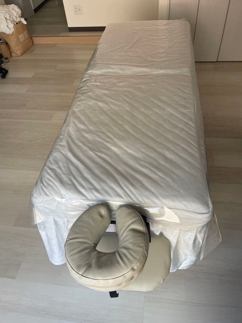 エステサロン　施術ベッド