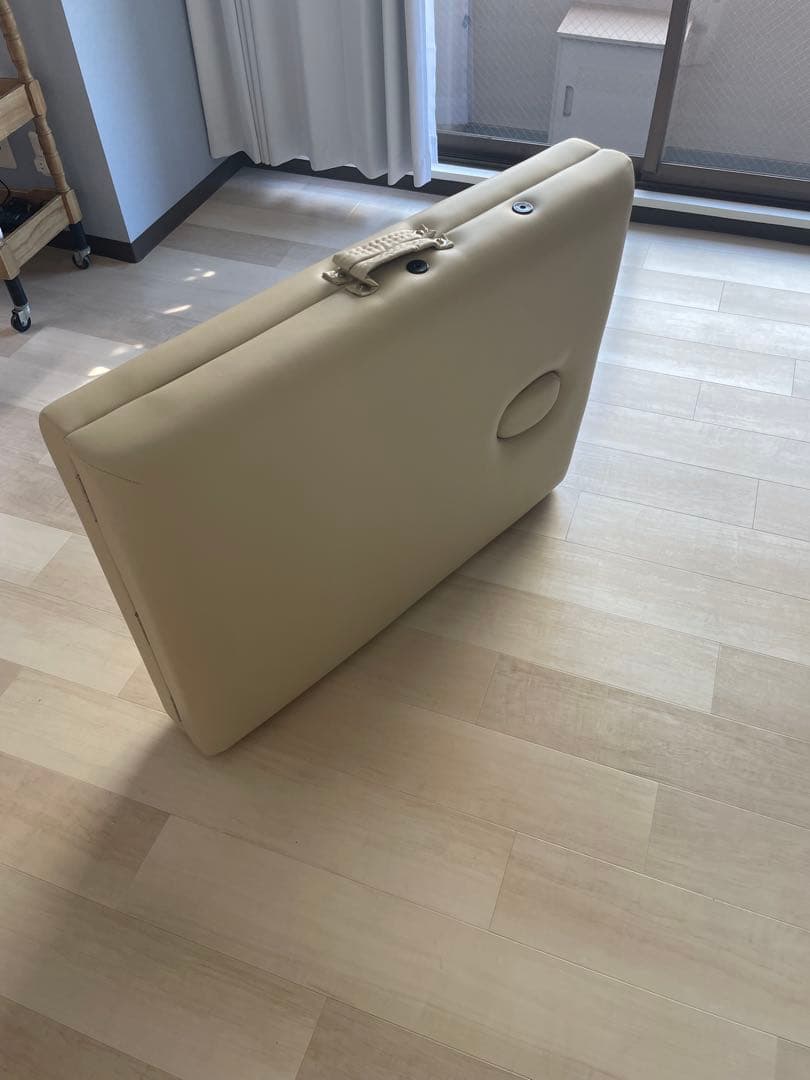 エステサロン　施術ベッド