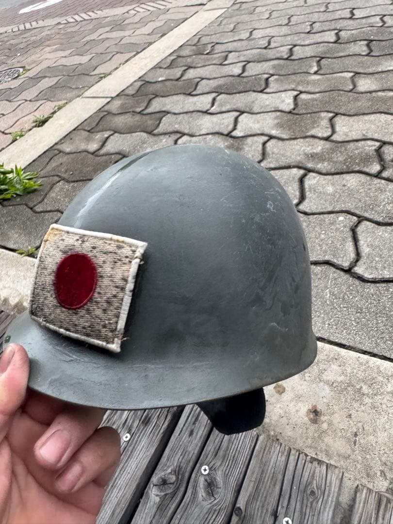 グレー ヘルメット 赤いパッチ付き