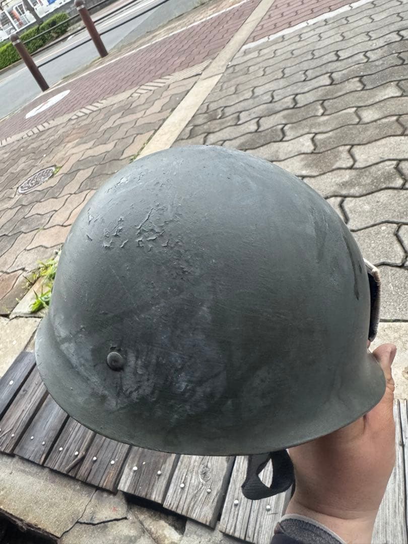 グレー ヘルメット 赤いパッチ付き