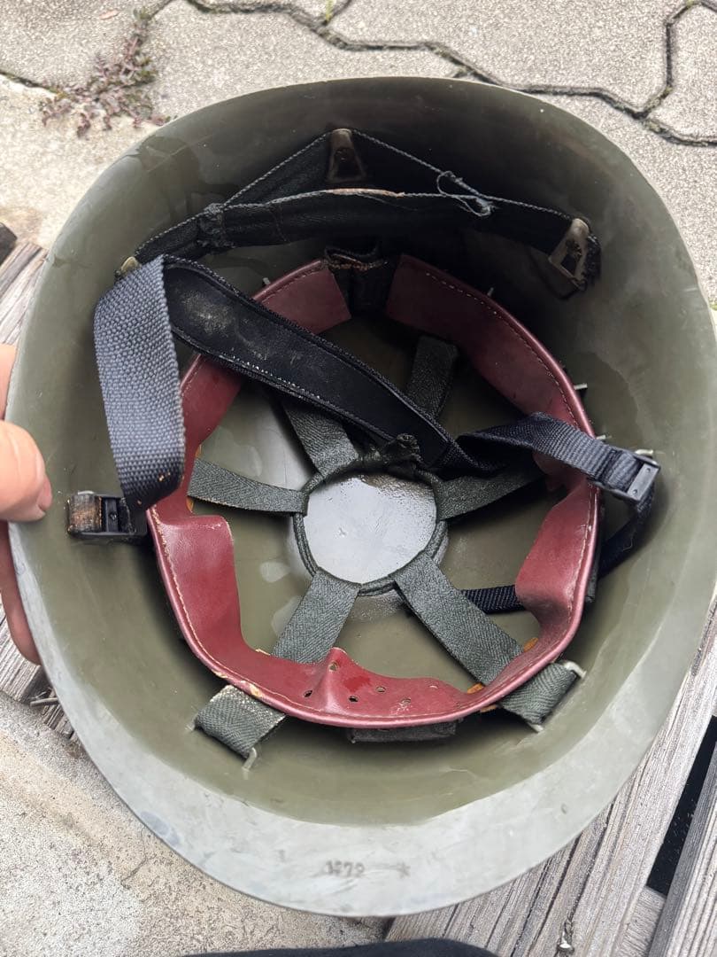 グレー ヘルメット 赤いパッチ付き