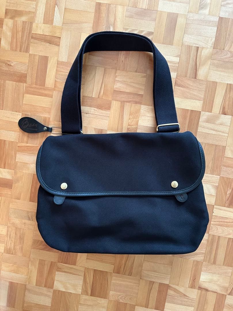 Brady AVON LARGE ブラック ショルダーバッグ