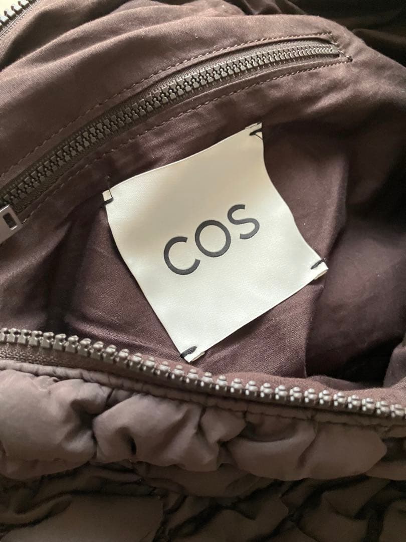 COS オーバーサイズ キルトショルダーバッグ ダークブラウン