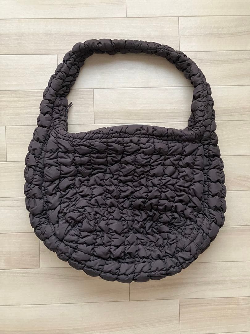 COS オーバーサイズ キルトショルダーバッグ ダークブラウン