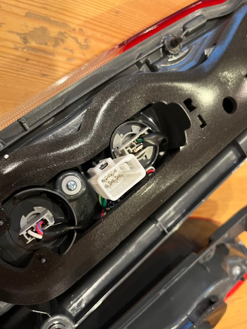 ハイエース8型純正テールランプ左右1セットスーパーGL 【新車外し】