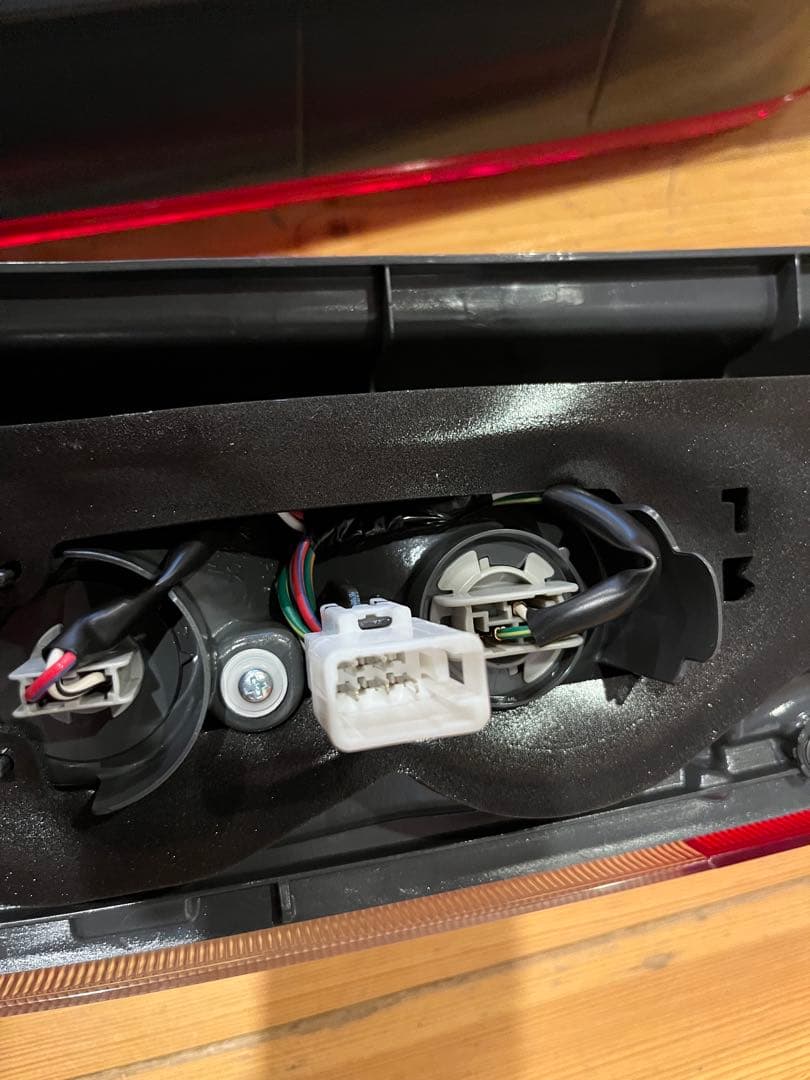 ハイエース8型純正テールランプ左右1セットスーパーGL 【新車外し】