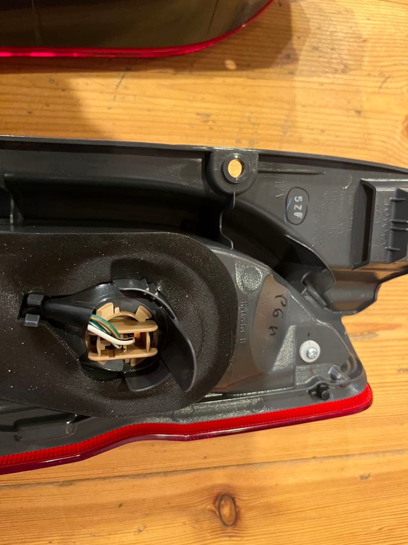 ハイエース8型純正テールランプ左右1セットスーパーGL 【新車外し】