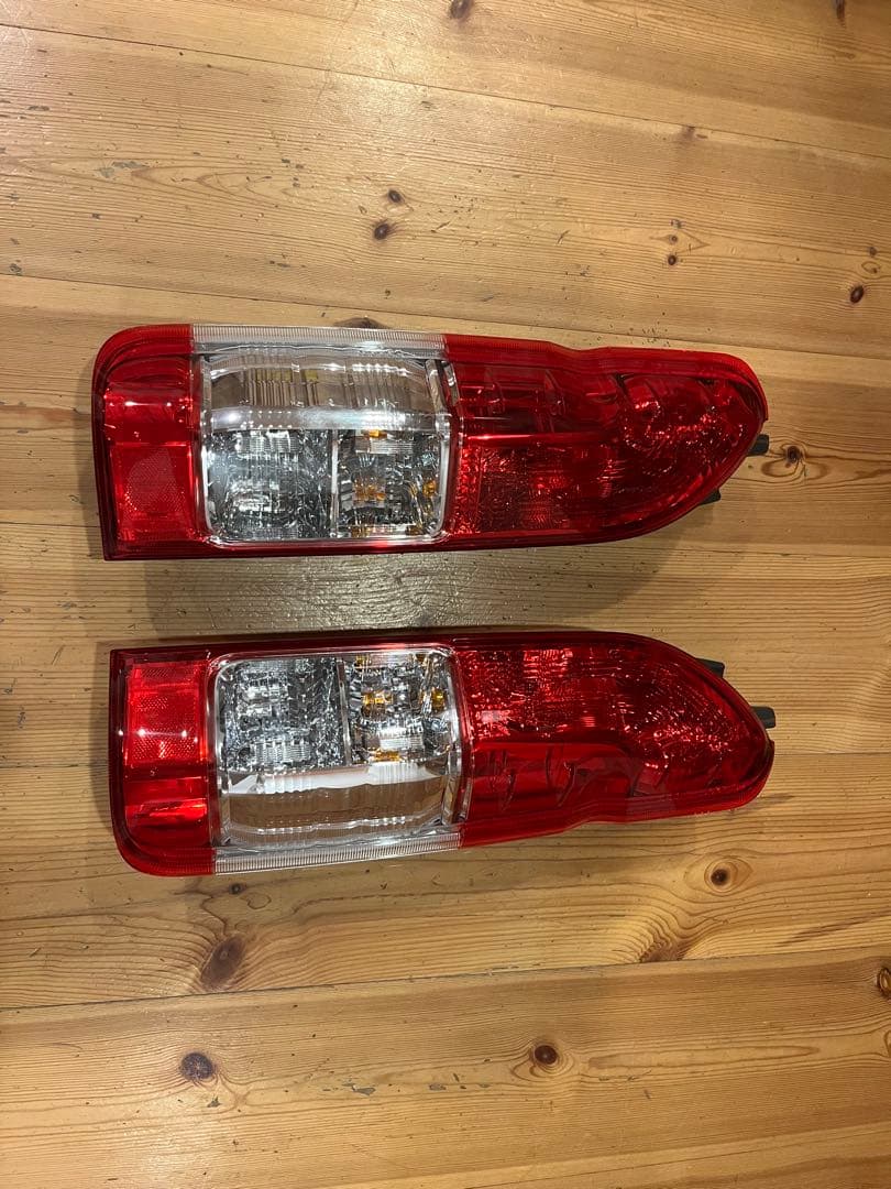 ハイエース8型純正テールランプ左右1セットスーパーGL 【新車外し】