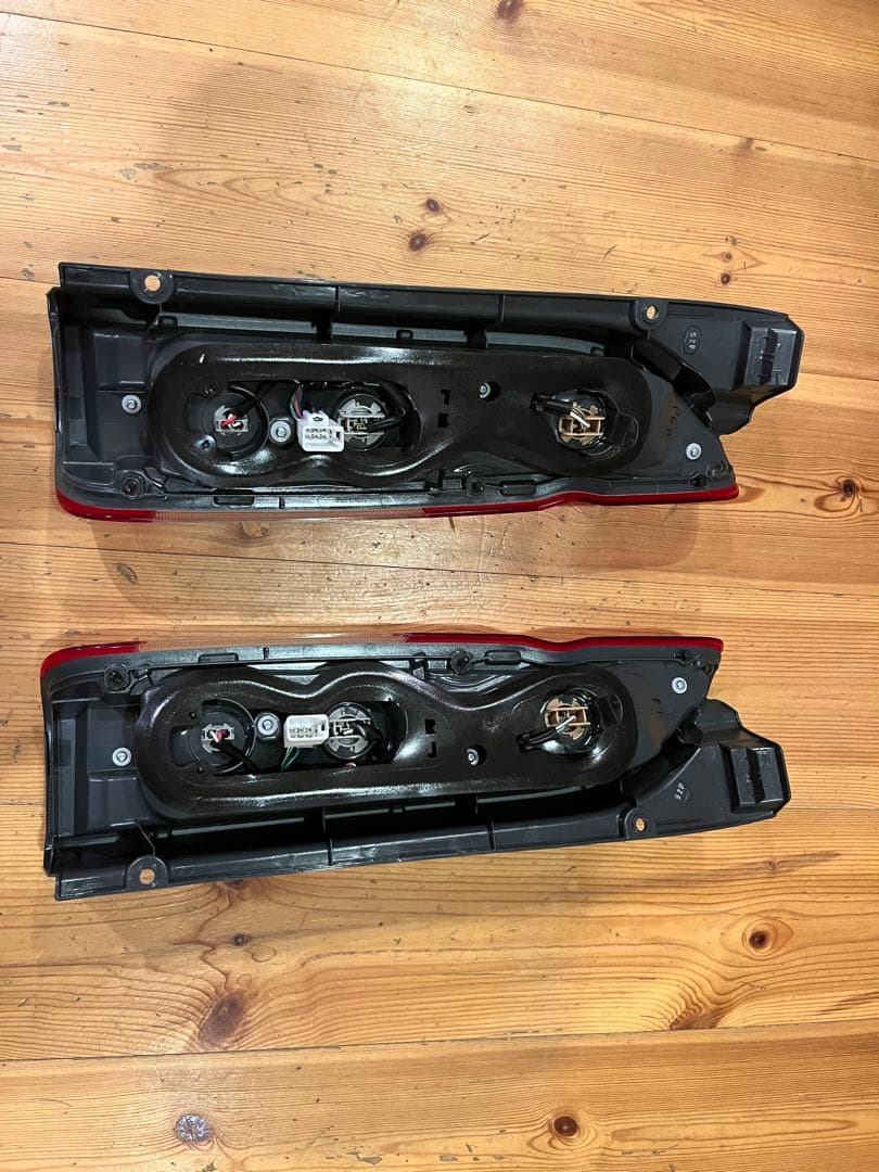 ハイエース8型純正テールランプ左右1セットスーパーGL 【新車外し】