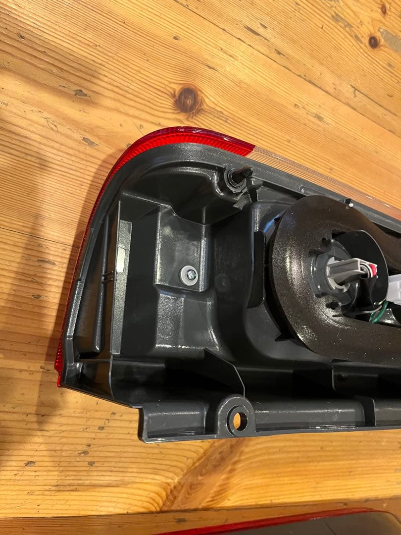 ハイエース8型純正テールランプ左右1セットスーパーGL 【新車外し】