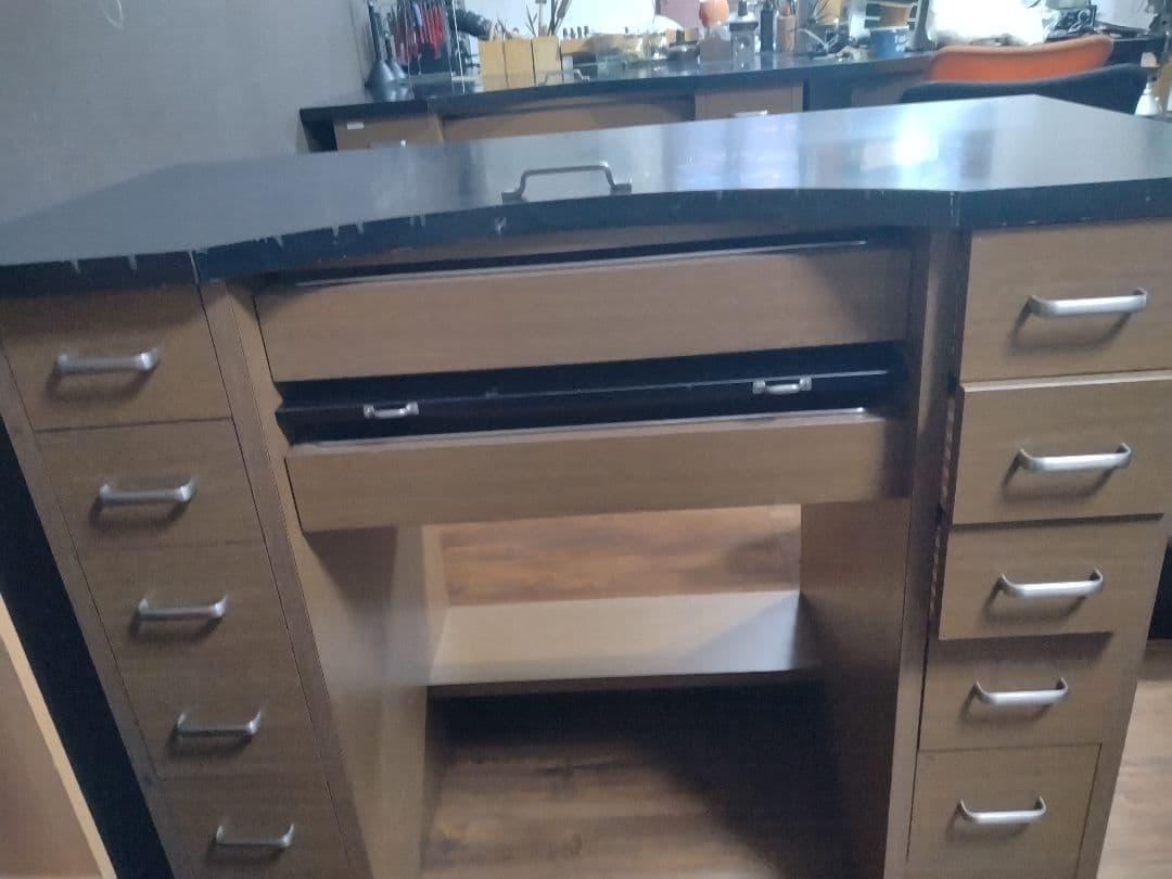 中古　スリーティー彫金デスク　両袖　ウォルナットカラー