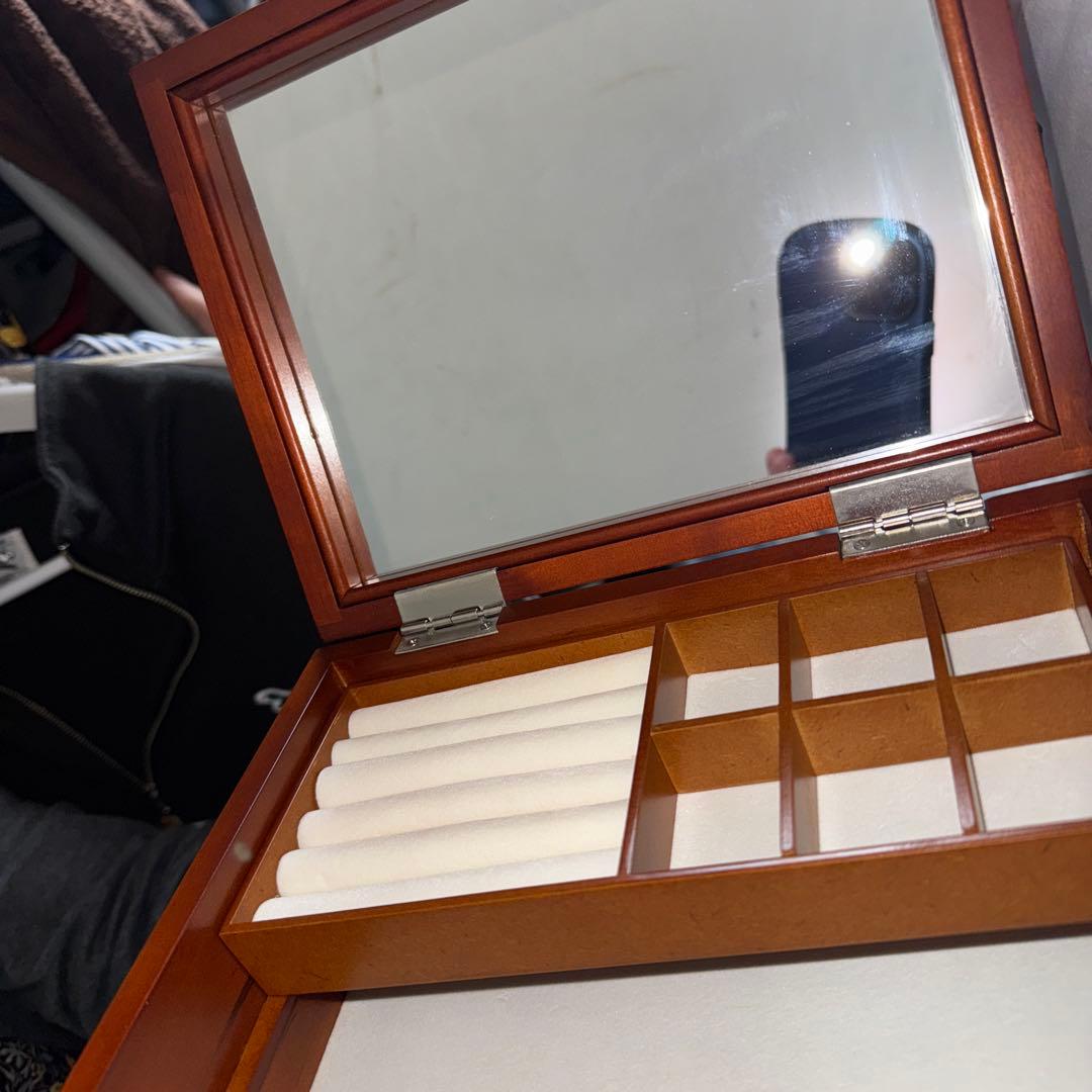 ハローキティ　アクセサリーケース　木彫り