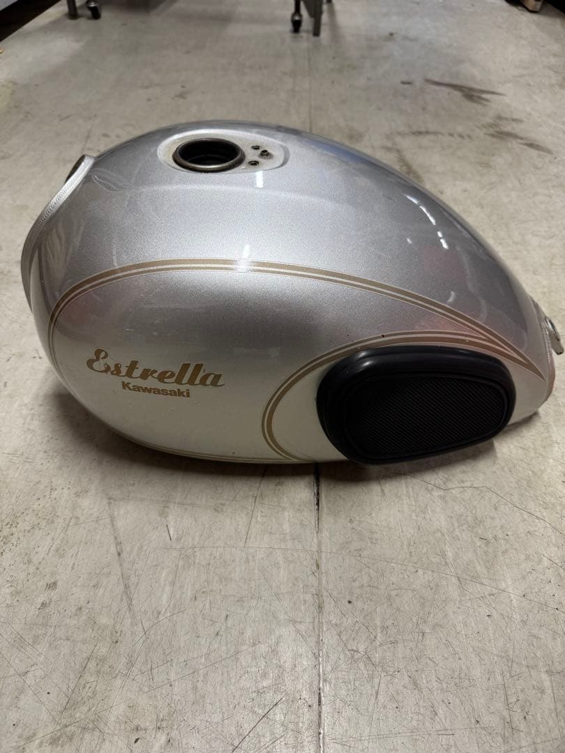 ⭐︎カワサキエストレア純正タンク　キャブ車⭐︎