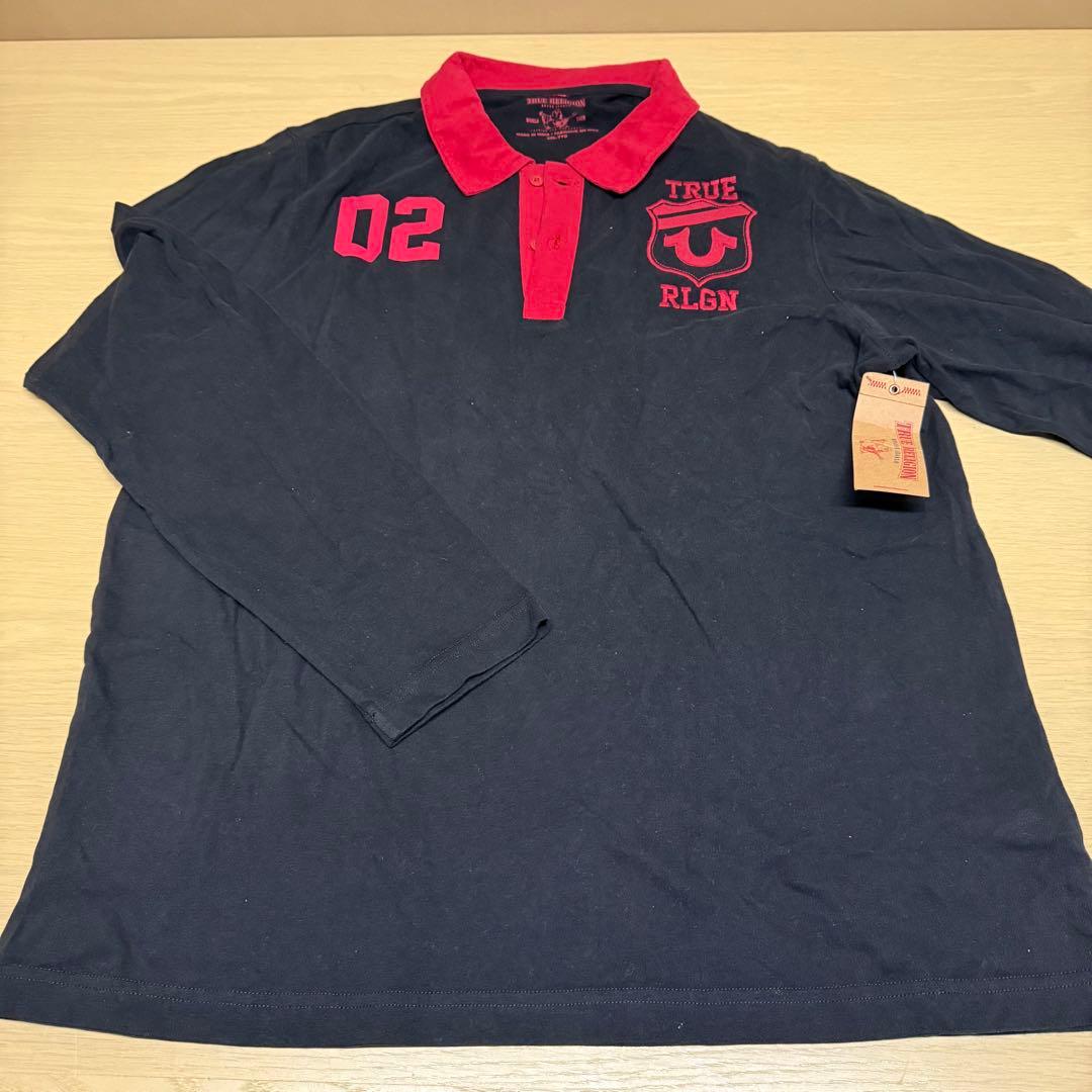 トゥルーレリジョン（True Religion）のロゴ入りラグビーシャツ