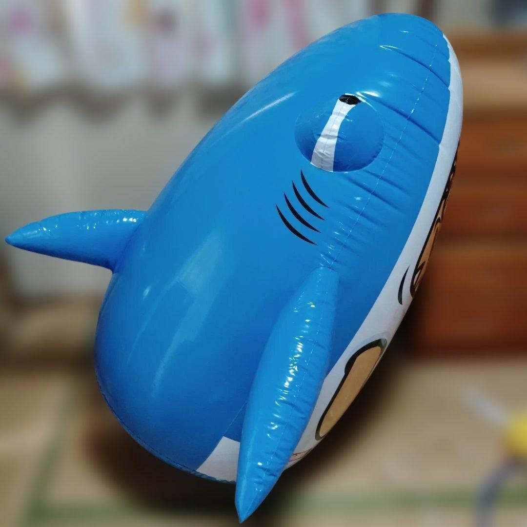 ギラギラ爺夏　サメのキャラクター ビニール装飾品 約高さ120cm×幅150cm