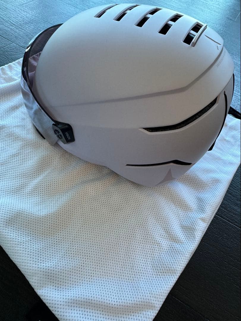 ATOMIC スキー用ヘルメット キッズSサイズ（51-55cm）バイザー付き