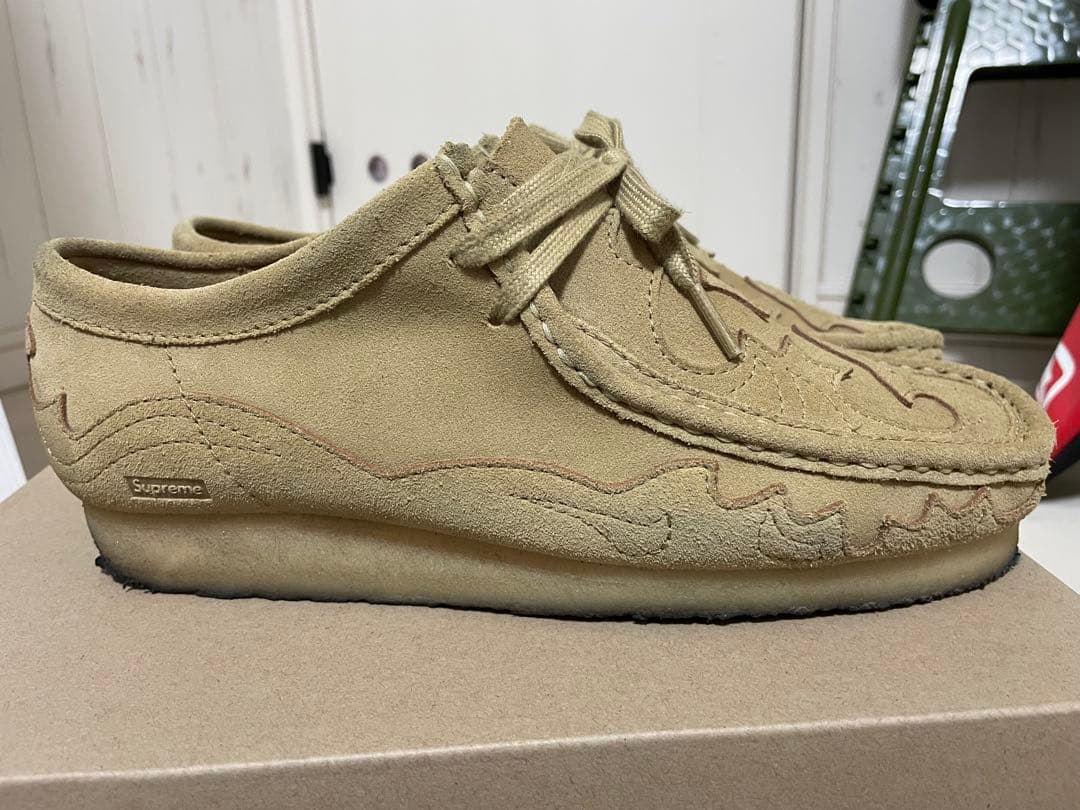 激レア！Supreme 23SS Clarks Wallabee \"Maple\"