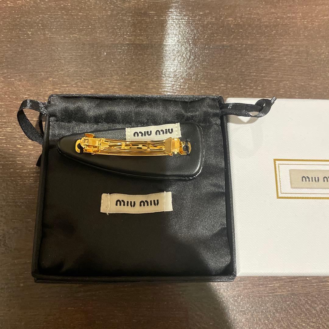 miumiu パテントレザー ヘアクリップ　ブラック